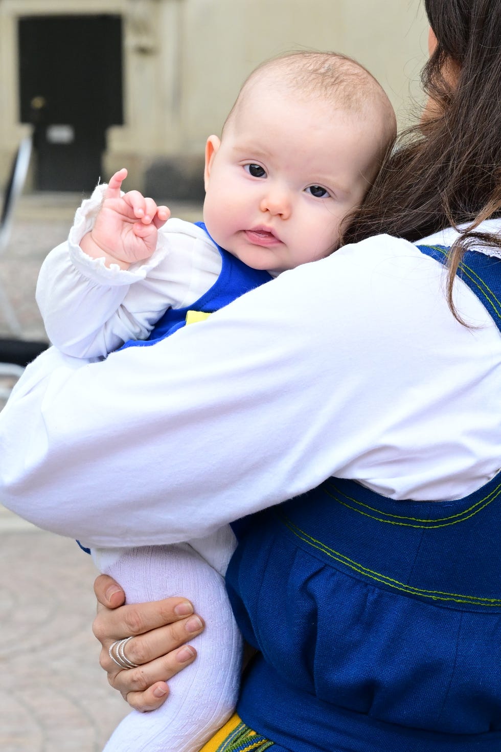 スウェーデンのカール・フィリップ王子夫妻が娘を抱えて公の場に！ 結婚10周年記念日にイネス王女に洗礼式を施す フィガロジャポン-Yahoo!ニュース