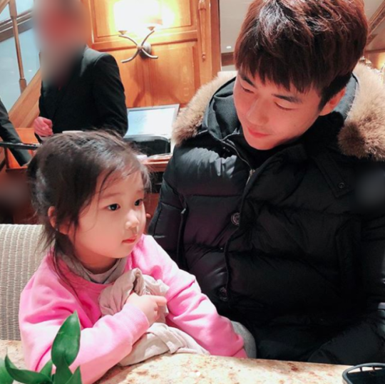 俳優のハン·ヘジンが夫のキ·ソンヨン、娘と幸せな時間を過ごした。ハン·ヘジンは9日、自身のインスタグラムに「短い旅行を食べ続けてきた旅行。私の写真をよく撮ろうと努力した夫に感謝する」という書き込みと- MK