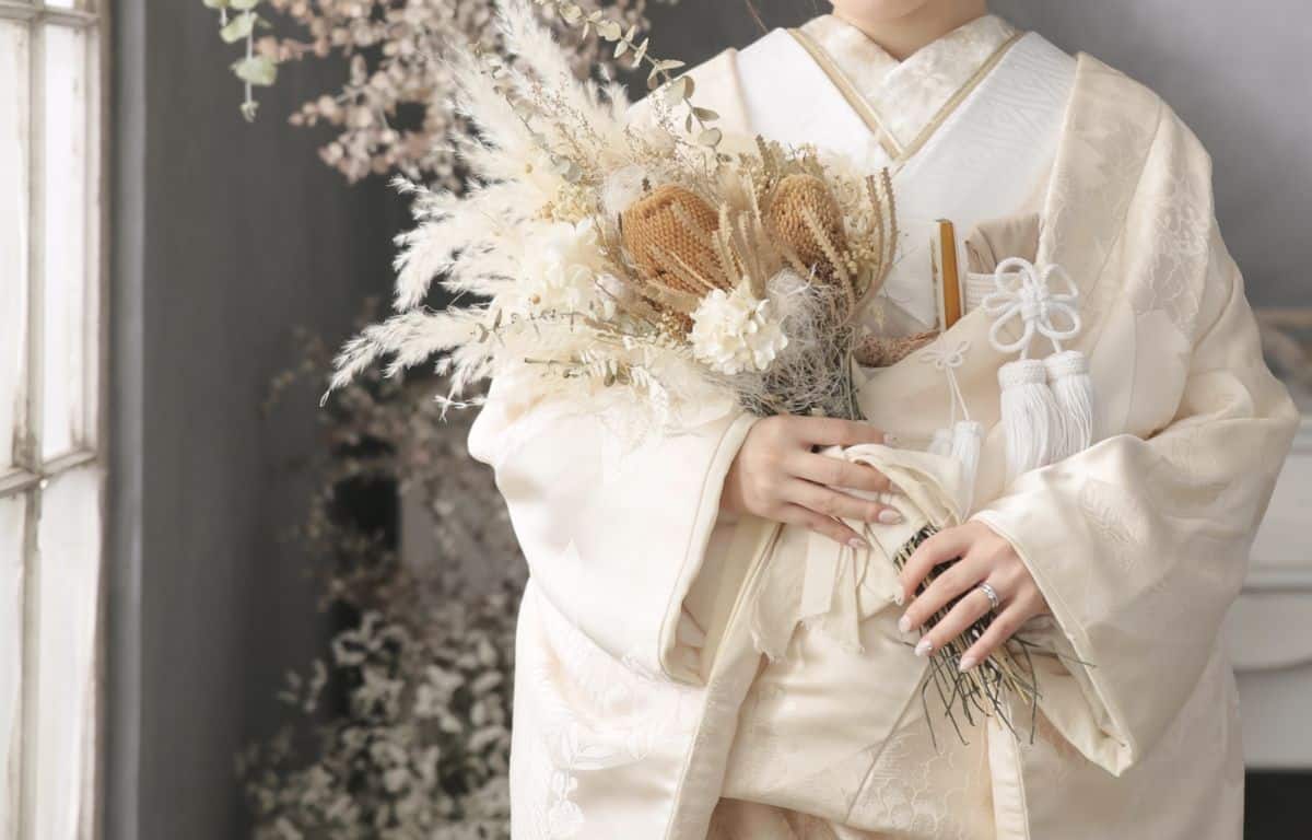 白無垢 和装 結婚式を格調高く！花嫁衣裳の選び方から小物合わせ、人気の式場まで徹底解説京都 結婚式の前撮り
