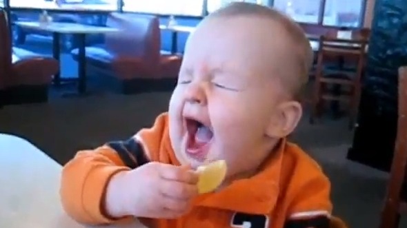 はじめての レモンに渾身の一言🍋笑 〟 ⁡ ⁡ まさかの感想でした😂🫶 ⁡ ⁡ どうしても食べたい！と ⁡ すっぱいよ？ オレンジじゃないよ？ってもちろん説明したよ 笑 ⁡ でも自我の芽生えた１歳4ヶ月に納得してもらうには 食べてもらうしかない。、、 ⁡ ⁡ 懲りたと思ったけど