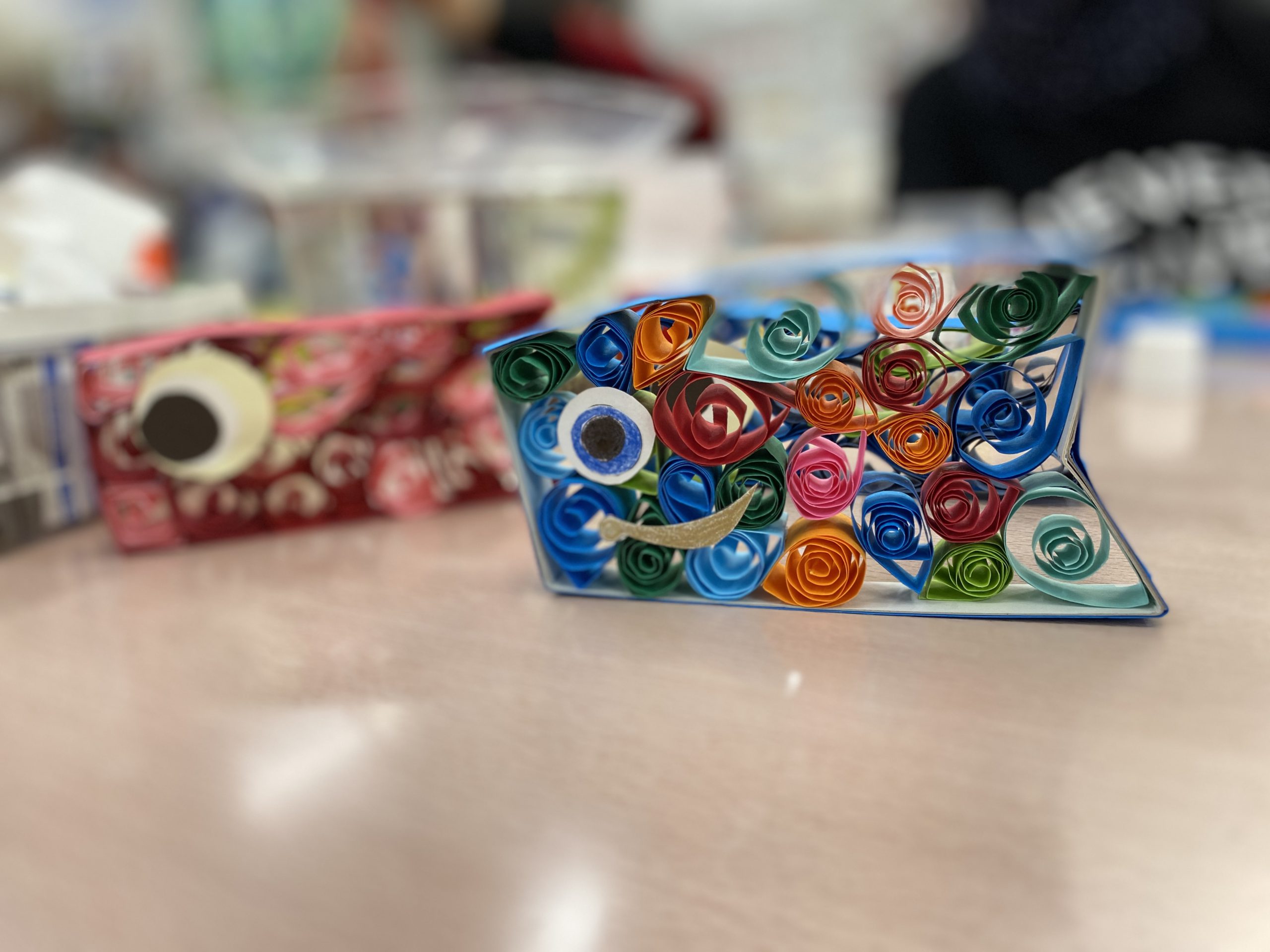 デイサービスセンター豊和で5月の壁画「こいのぼり」を制作しました！ - 医療法人豊和会