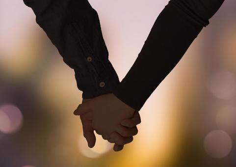 手を繋ぐだけで相性が分かる？恋人繋ぎや左右の利き手でわかるカップルの相性とはSmartlog