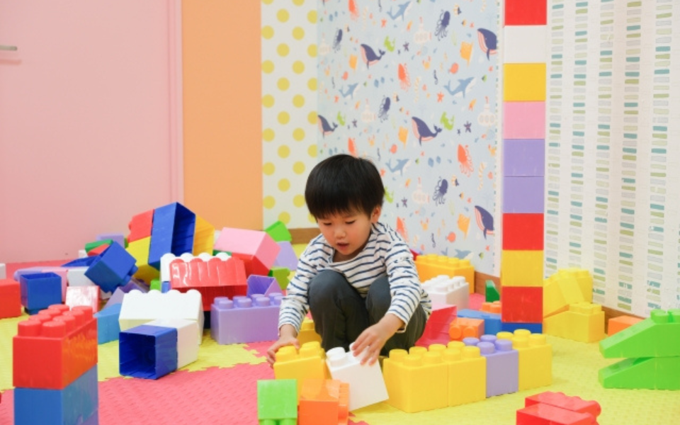 フルーツバスケットレク遊びや室内遊びにもってこいの、ゲーム遊び。 アイデア一つで、遊びやすくなったり難しくなったり・ ルールや、いろんな遊び が楽しめるアレンジアイデアをご紹介！ ほいくるの投稿を見て遊んだ後は