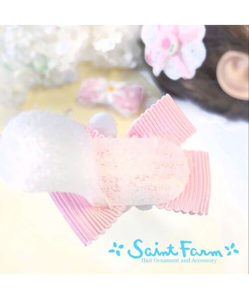 ファミリアで買ったベビーヘアピンすっかり忘れてて慌ててつけてみた🤣👶💕👏 マジックテープでつけるやつやねんけどすぐ取っちゃう🥲全然髪の毛増えてこない娘です😭😂🙌ファミリアfamiliar