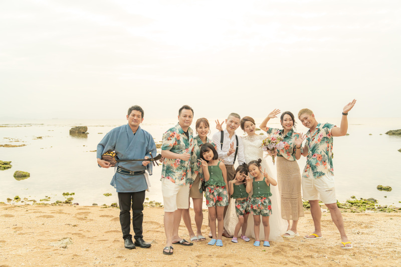 沖縄旅行を素敵な思い出に！おそろい白コーデで笑顔の家族写真の撮影OurPhoto アワーフォト