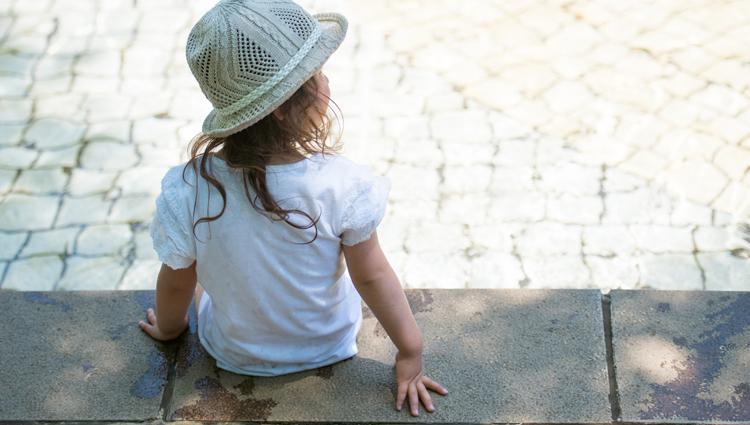 東南アジアの新生はシャツを着ていない東南アジアの新生児は生後3ヶ月です母は幼児を手で抱いている幼い子供の裏側は木です子供の背景は緑とボケです -インドネシアのストックフォトや画像を多数ご用意 - iStock