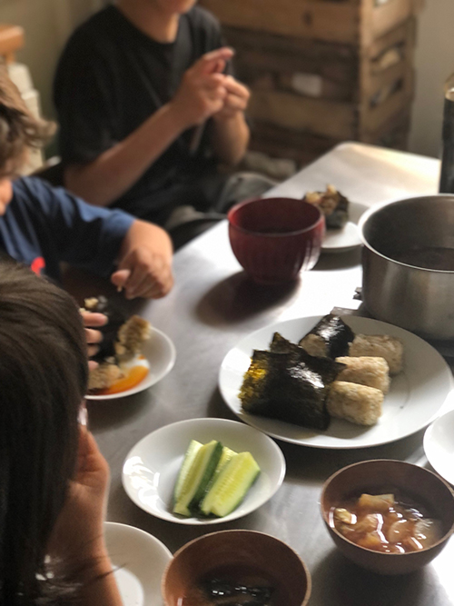 家にお友達が来てくれた時のご飯たち👩🏻‍🍳, 大人が多い時は手巻き寿司メインが我が家の定番🤤🍣,華やかになるし材料揃えるだけだし味付けの好みも関係ないから✌🏻, +子供用に🍝🍟🍗とか👦🏻👧🏻,子供のお友達が遊びに来てくれる時は、年中さんにもなると小さなシェフたちがいて頼もしいから皆で楽しんで作れるメニューを🍛🍕🍴,