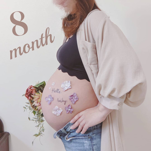 かお暮らし リール制作代行 商品撮影.﻿ ふたりでセルフマタニティフォトを撮りました🤰﻿ ﻿ インスタでよく見かけるレターボード、﻿グレー版がAmazonにあって、﻿ 今後も使えると思ったので買っちゃいました◯ ﻿ 30w、8ヶ月。﻿ このぽっこりしたお腹での生活もあと2