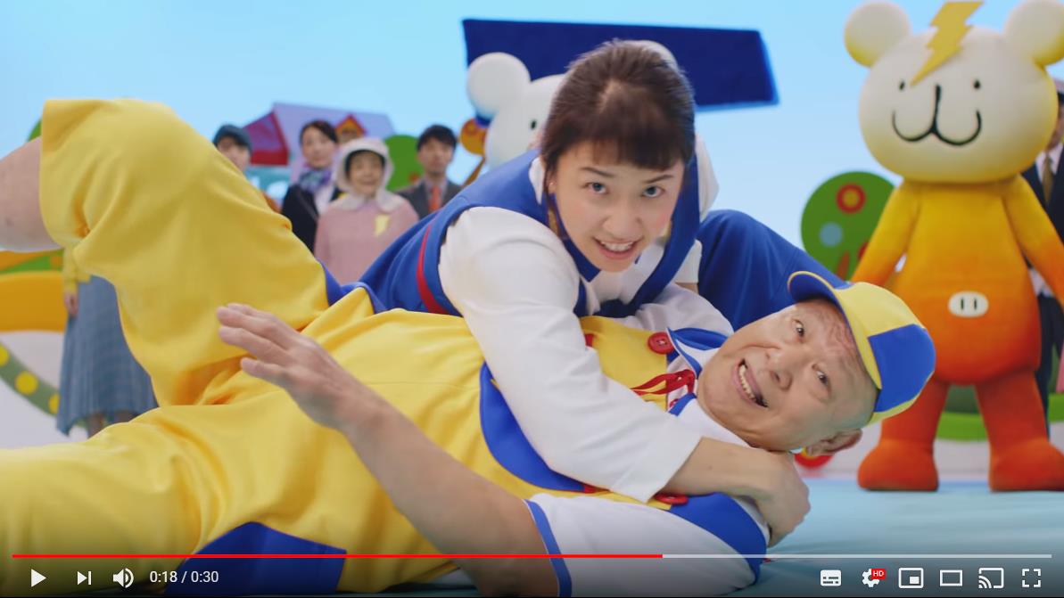 浜口京子さん加茂B&Gレスリングクラブ訪問＞ 9月30日 土 、オリンピックメダリストでもある浜口京子さんが加茂B&Gレスリングクラブを訪れ、子どもたちにレスリングの技術や楽しさを伝えました。浜口さんと加茂B&Gレスリングクラブの小野こなみさんとの試合も行われ、会場