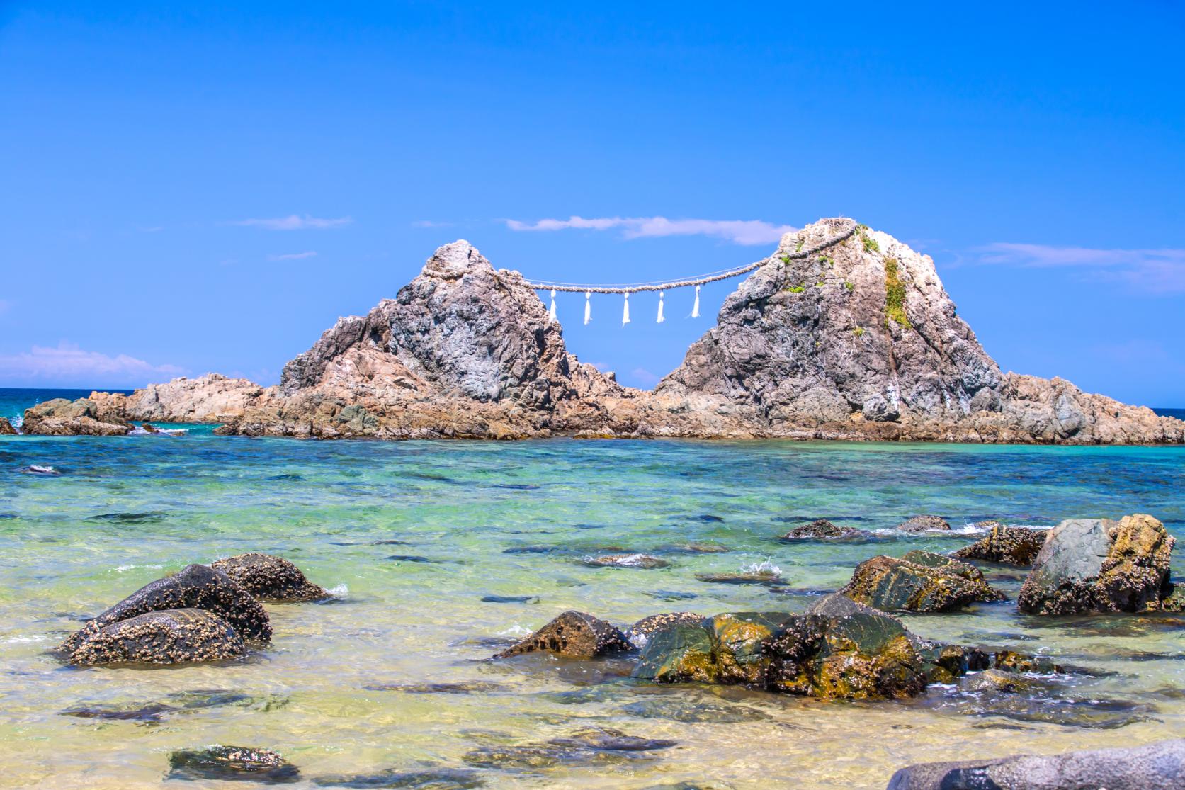 日本の渚百選に選ばれている「桜井二見ヶ浦の夫婦岩」6時間2,000円～カースタレンタカ