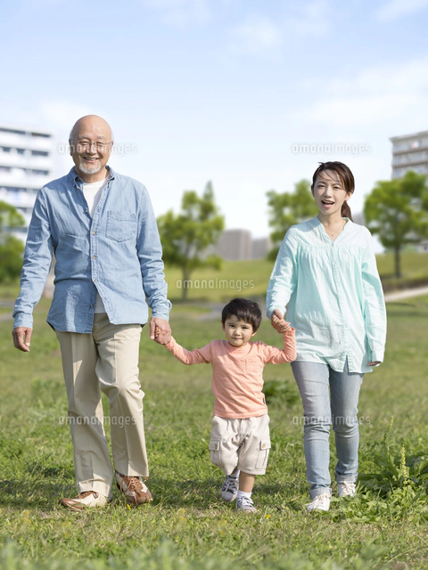 並木道を手をつないで歩く家族 02463000936 の写真・イラスト素材アマナイメージズ