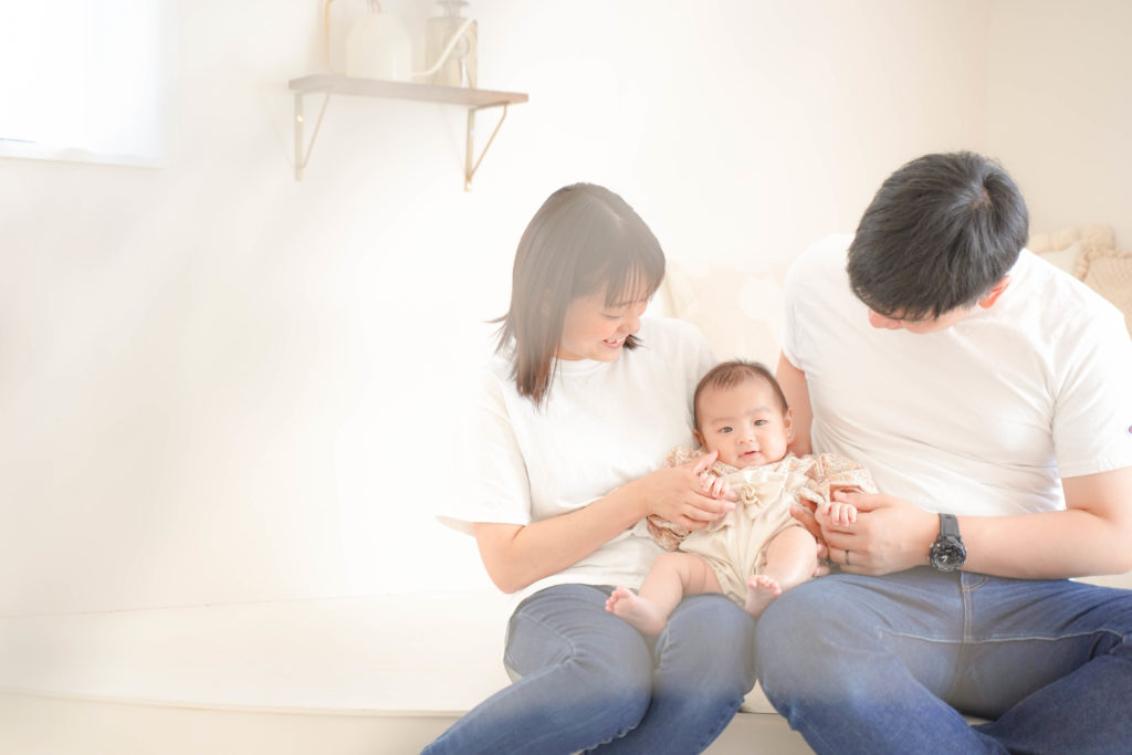 家族写真をおしゃれに！おすすめポーズや構図・撮り方をマスターしよう写真館スタジオアリス写真スタジオ・フォトスタジオ