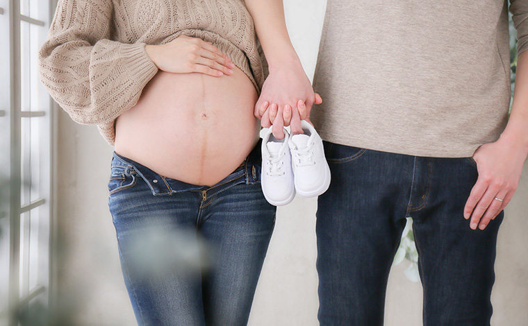 マタニティフォト 今すぐ夫婦で撮影できるおすすめポーズ！家族やお友達とも使えます
