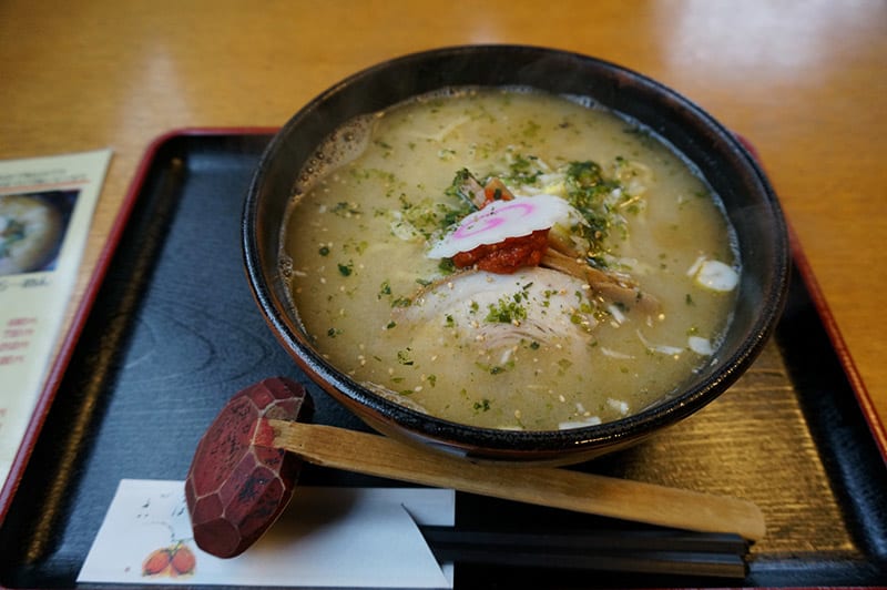 🌊カレーの海に浮かぶ🏝｜らいむらいと「大島カレー」🍛｜ 気仙沼市の飲食店の間で、密かに広がってきている「大島カレー」をご存知ですか！？🔥🍛  今回は、大島カレーの考案者である「らいむらいと」さんにお邪魔して、さっそくいただいてきました😋✨ 大きいお皿には