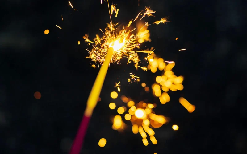 会う口実なら、線香花火で十分。恋の導火線を引く'手持ち花火デート'manualMERY