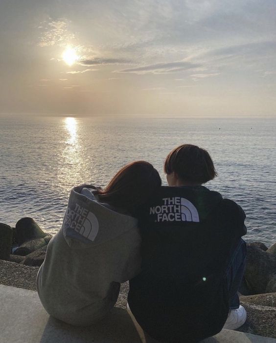 フリー写真寄り添って夕日を眺めるカップルの後ろ姿パブリックドメインQ：著作権フリー画像素材集