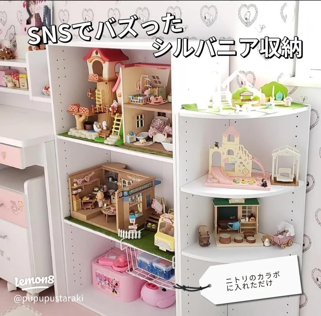 ラベンダーウサギファミリー と 赤ちゃんトリオジェリーフィッシュ を昔購入したニトリの飾り棚に入れてみました♡♡,家のリビングには目に入る場所にシルバニアファミリー達が沢山居ます♡♡, 自分の好きな癒しの空間をたくさん作ることは大切ですね☆:＊・゜,シルバニアファミリー シルバニア syilvanianfamilies自分のパワースポット癒し