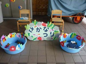 夏の縁日と言えば、金魚すくい！！ 園では、手作りのカラフルな魚を作って、子どもたちとやってみてはいかがでしょうか？ 魚やポイは折り紙で作ります。魚の折り方は、Paprika deluxe パプリカデラックス でご紹介しています。 詳しくはプロフィールリンクから