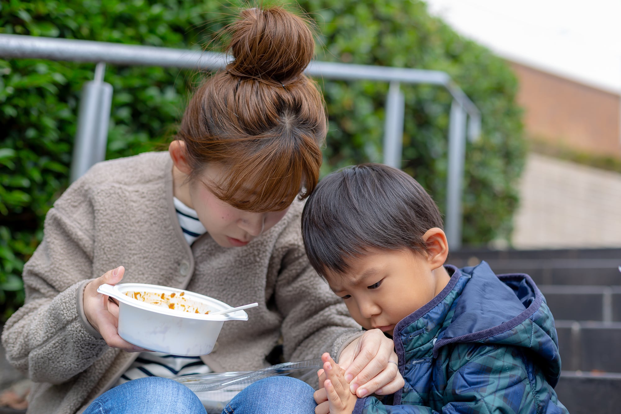 先日、保育園の親子遠足だったのですが、, ちょっと大変なお弁当作り‥, 毎朝早くからお弁当を準備しているパパママさんたち、ほんと尊敬するのですが💦,我が家は共働きで、, この前の日は遅くまで仕事だったこともあり、、, やはり朝早くに起きれなかった‥笑, そんな時に便利だったのが、,おべんとPON, おかずが5個入った、,