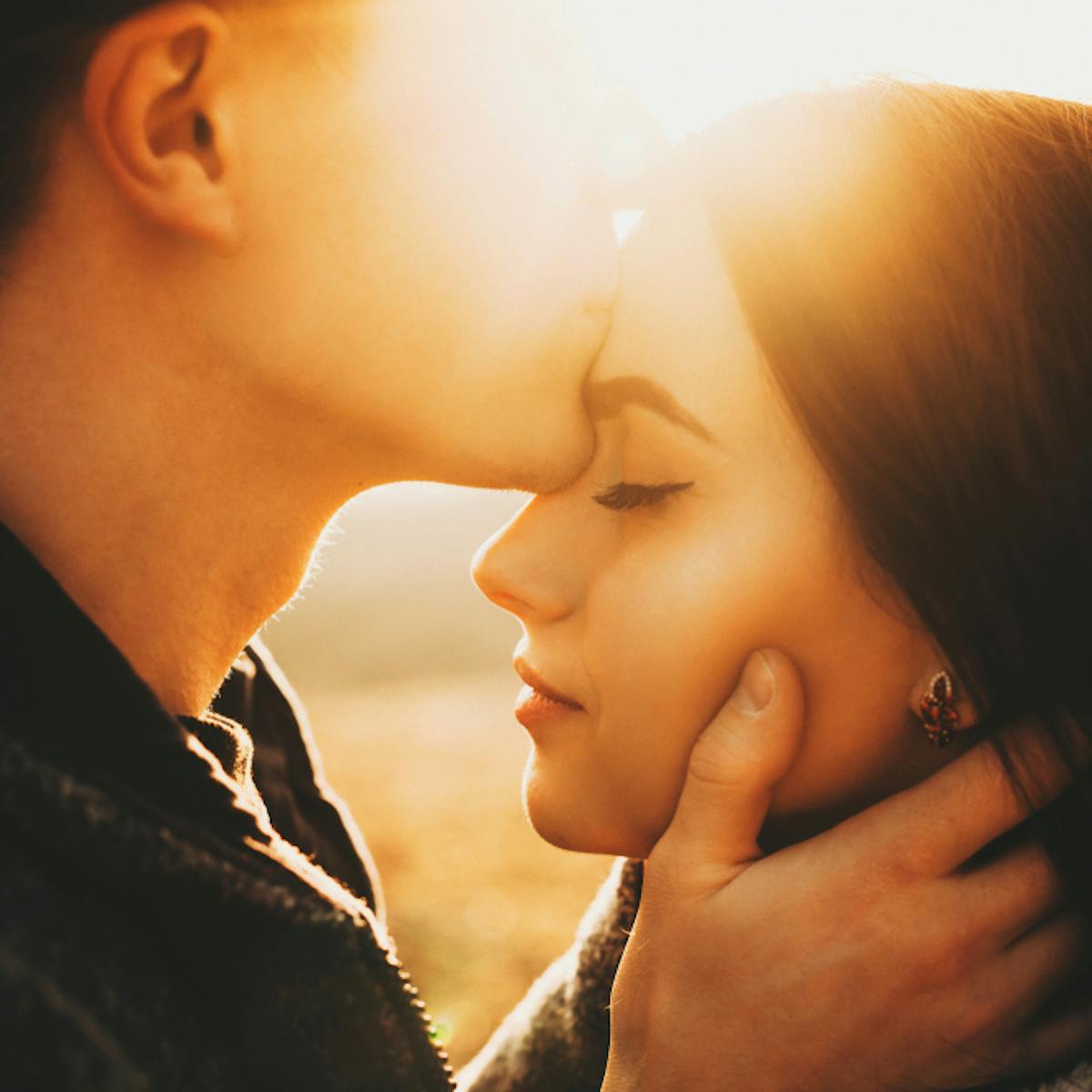 🌴人気ポーズ🌴 新郎新婦様が向き合ったり おでこや、鼻をくっつけるポーズが人気です💝 🌴🌴🌴🌴🌴 奄美大島へ『旅＋フォトウェディング✨』はいかがですか？🌺奄美大島のウェディング撮影専門スタジオ奄美大島フォトウェディング photo byTAKAHIKO