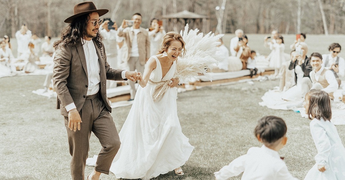 大好きなキャンプテント、キャンプアイテムで作った高砂、ガーデンとマッチしていてとても可愛い🥰 大阪結婚式ガーデン挙式ガーデン挙式大阪大阪プレ花嫁ガーデンウェディングコンセプトウェディングオリジナルウェディング会場装飾