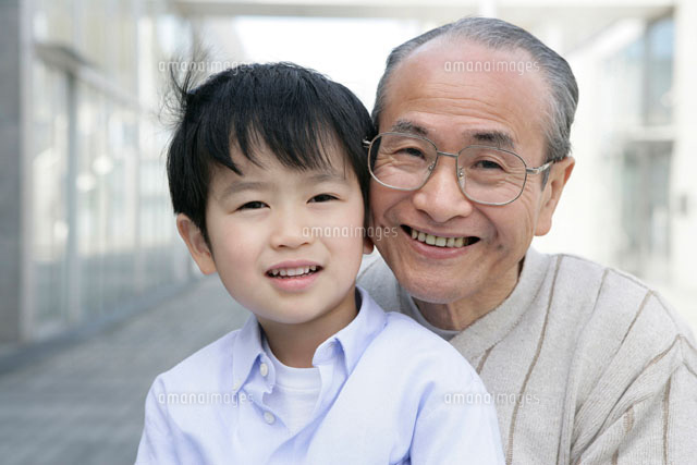 おじいさんと孫 29961000015 の写真・イラスト素材アマナイメージズ