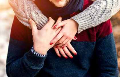 夢占い 抱きしめられる夢が示す意味とは？相手や抱きしめられ方など細かい状況別に意味を解説 - 占い情報まとめ-アムデレ女性の恋愛成就を叶えるメディア