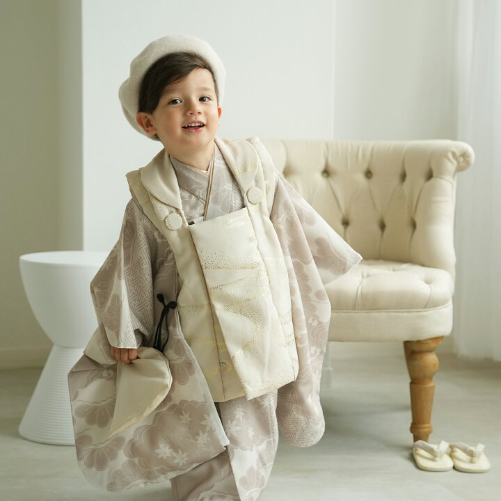 男の子の七五三の髪型まとめました！ 写真スタジオ武蔵野創寫舘 むさしのそうしゃかん です📸 これから七五三のお祝いをする皆様の参考になればと思い、男の子向けの七五三向きのヘアアレンジをまとめました！ 「耳掛けアップバング」はホットカーラーで カールをつけて