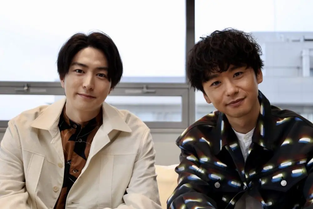 同じタイミングでツッコミを入れる、姉弟役の内田理央 右 と稲葉友 左 。 - 「仮面ライダー」西銘駿から竹内涼真へ花束、ゴーストがドライブをねぎらう画像ギャラリー 22 35- 映画ナタリ