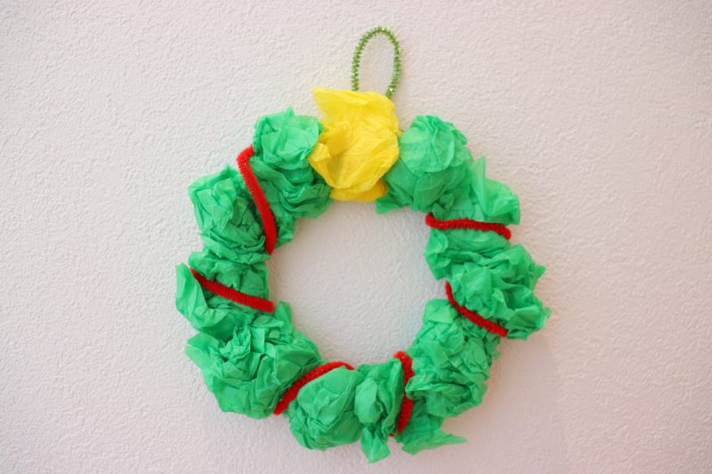 1歳児クリスマス製作かわいいシールを貼って顔写真を貼ってサンタツリー天使ちゃん完成️🤍舞多聞もりの保育園