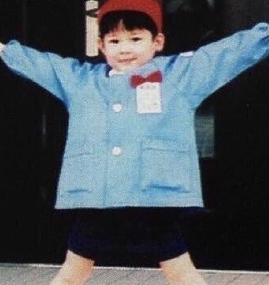 左からジェシー、松村北斗、京本大我、森本慎太郎、高地優吾、田中樹。 - 「少年たち」12人で“桶ダンス”披露、京本大我は「赤ちゃんみたいな身体で」画像ギャラリー 3 4- ステージナタリ