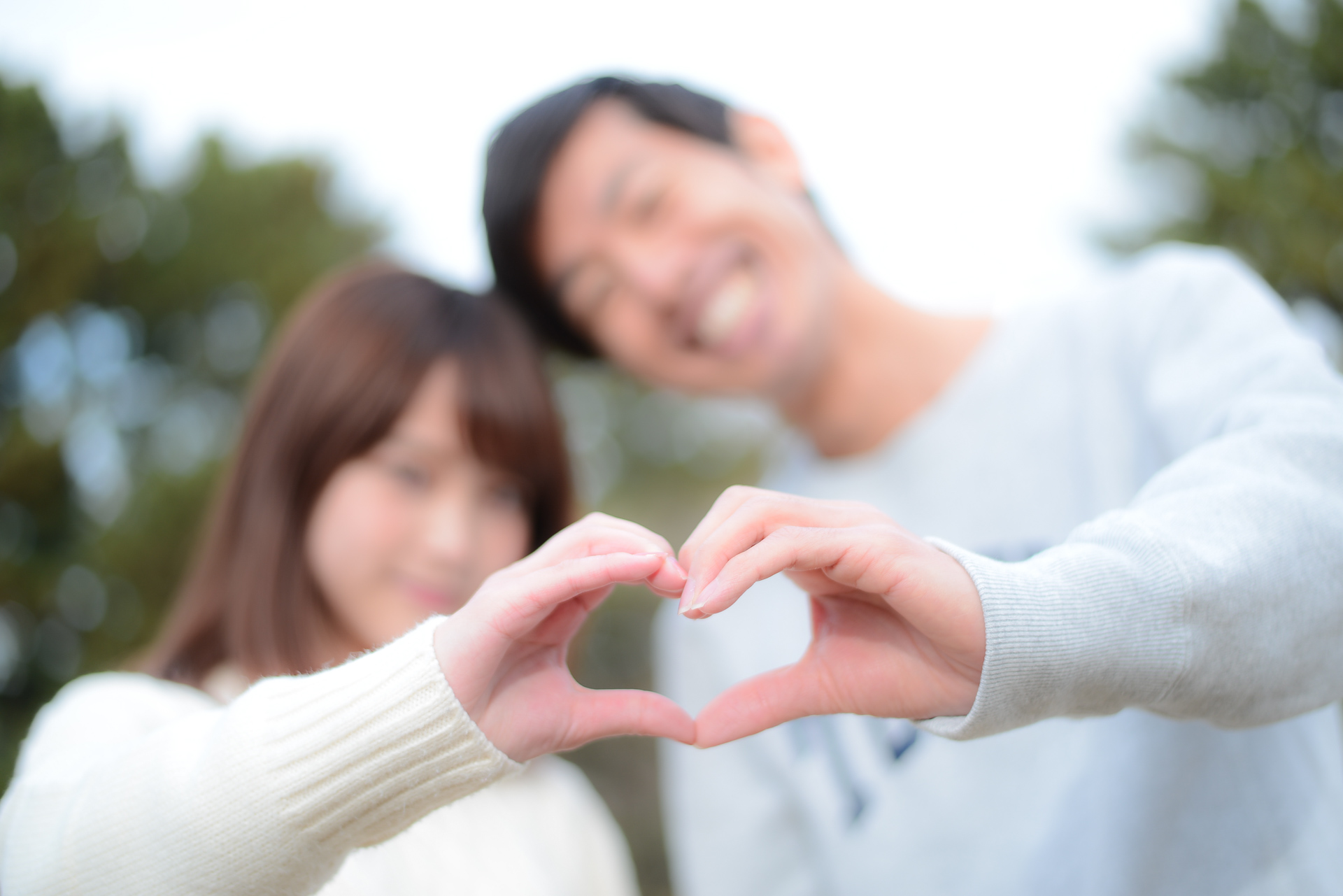 手でハートの形を作るカップルの写真 – Unsplashの女の無料画像