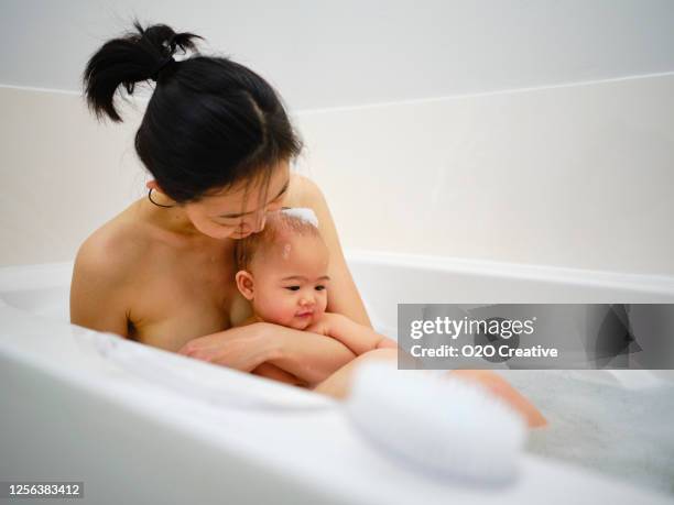 お風呂に入る女の子三人 10264000680 の写真・イラスト素材アマナイメージズ