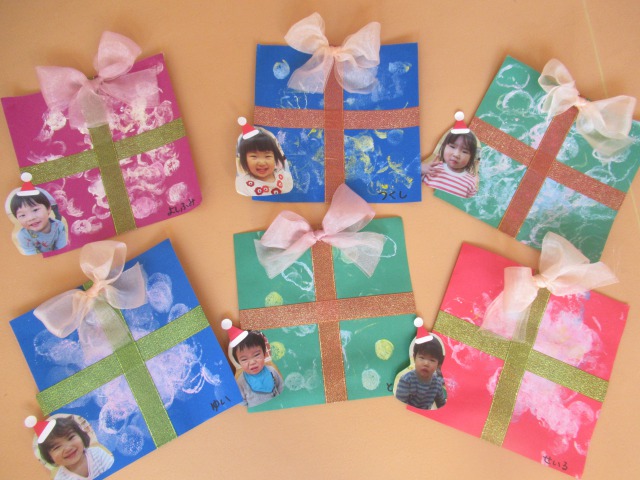 クリスマス製作1.2歳児サンタさんづくり 🎅 B5のopp袋に 透明のビニール袋でも丸 子どもたちがお花紙を丸めてつめる→先生が角を一箇所後ろに折りテープで止めたら土台は完成💛 1歳時なら全てシールや両面テープのついたパーツをペタペタ土台に貼っていくだけ✨ 2