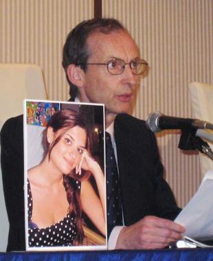 画像あり リンゼイさんの父 ４度目の来日 市橋達也容疑者の顔写真Ｔシャツを着て - 狂天倒地