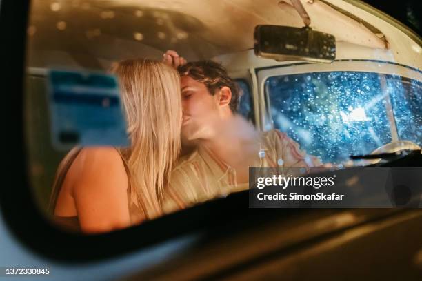 美しいキスカップルでのお車の後部座席 - 2015年のストックフォトや画像を多数ご用意 - 2015年, 20代, 2人 - iStock