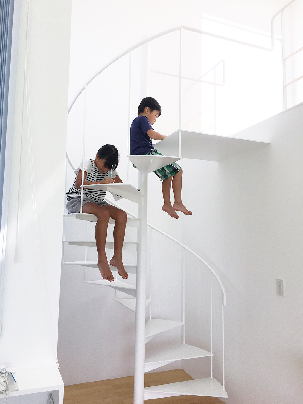 STRETCH DOJO MODOSU中目黒こんにちは👋 みなさんは座る時に足を組む癖ありませんか？ 足を組んで座る癖がある人は骨盤が不安定になり身体が歪んでいる可能性があります⚠️足を組む姿勢をとると・ ①上半身が捻られる ②腰椎が側屈する ③骨盤が回転する ④上の