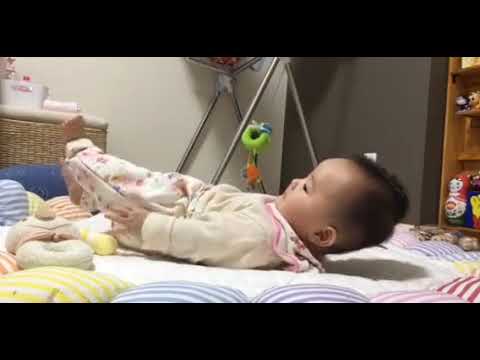 赤ちゃん、うつ伏せ姿勢で足をピーンとのばすのは?赤ちゃん の行動発達から読み解く寝返りハイハイのベビータッチ 3年先を見込んだ発達の離乳食 助産師栄養士保育士ぴよままガーデンズ