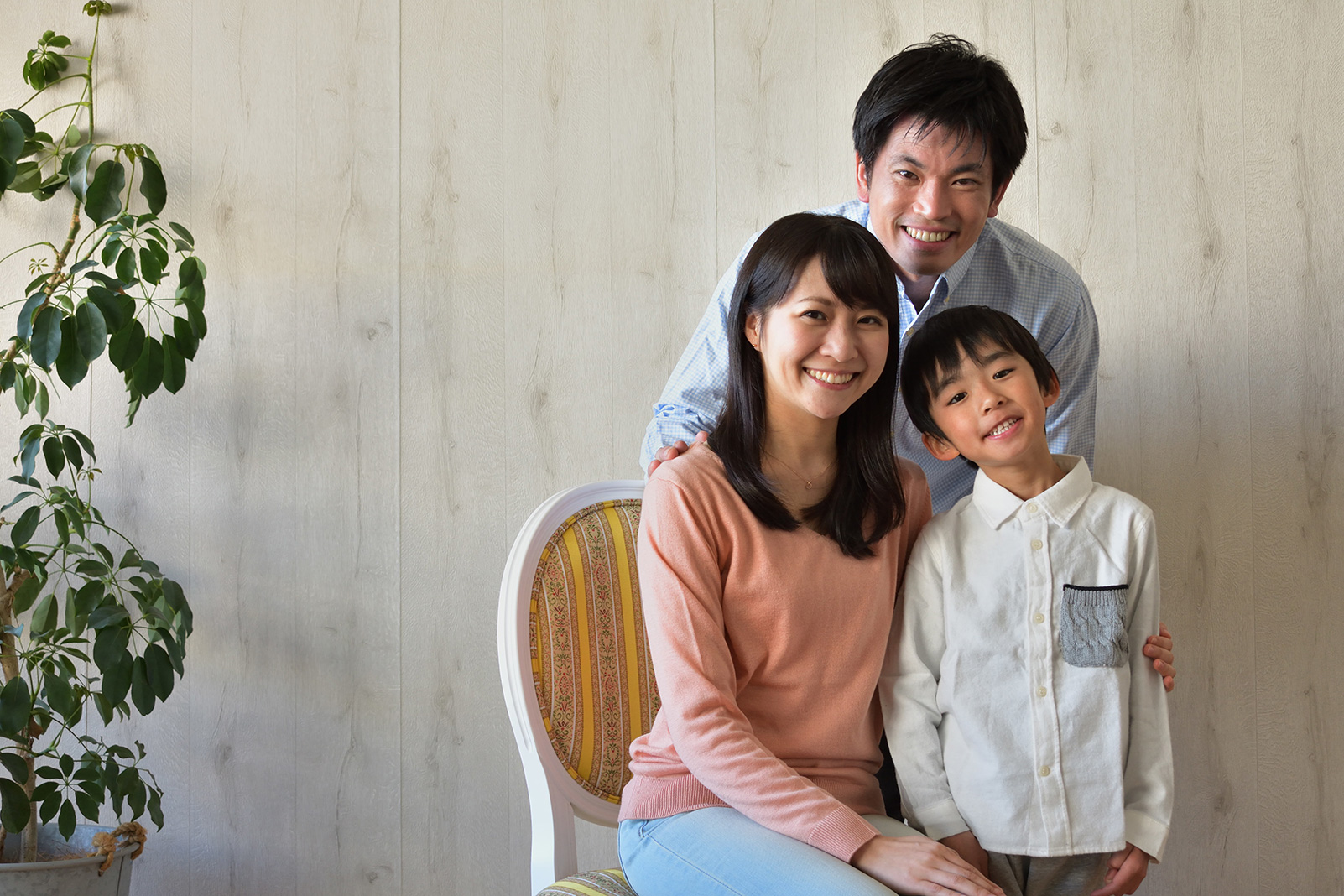 子どものころの家族写真を、大人になって“同じ構図”で再現したら？ ほほえましいショットに「思い出ってプライスレス」 海外3 3ライフスタイル ねとらぼ：3ページ目