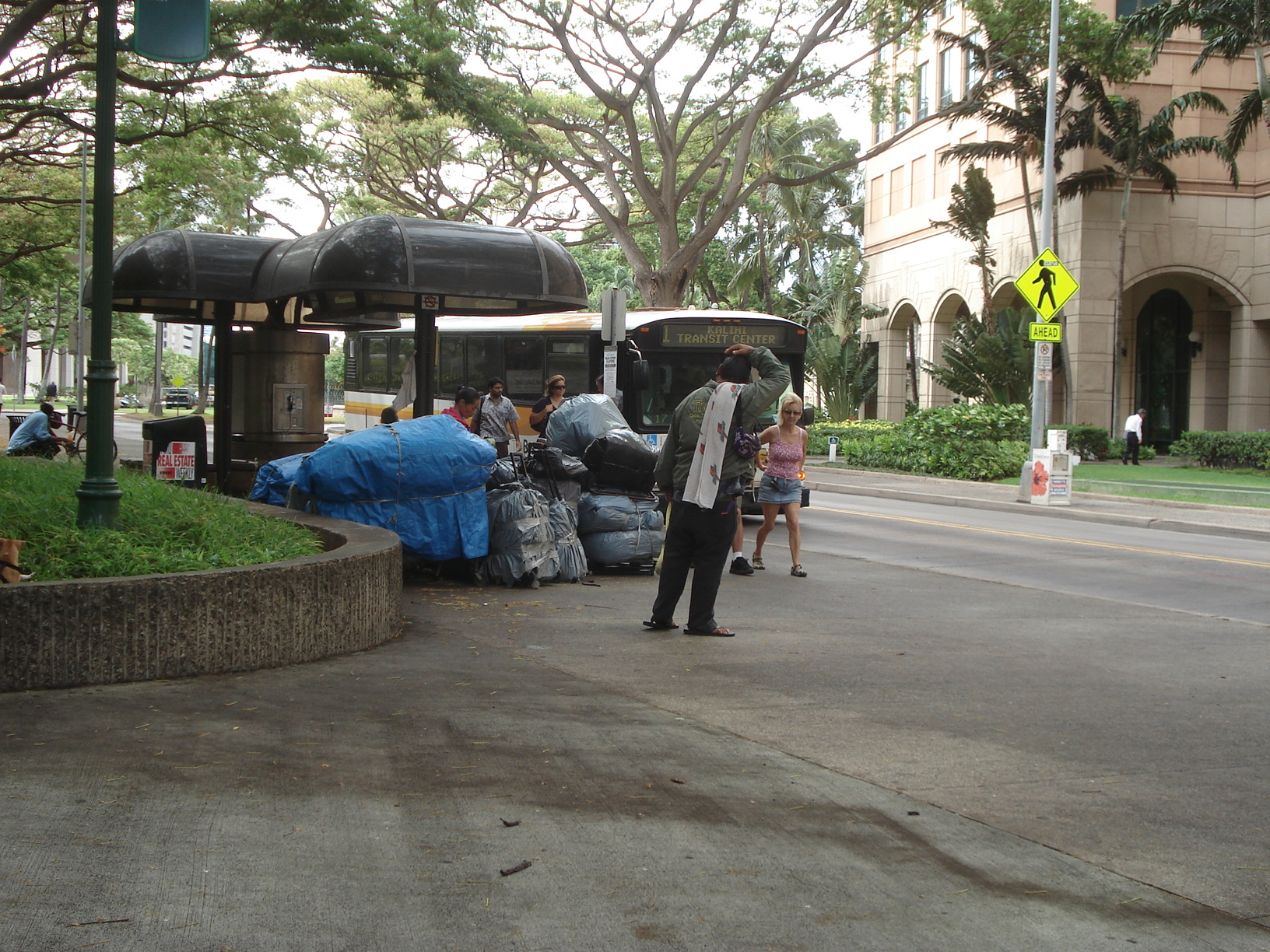 ホームレスのクリップアートホームレス老人と荷物の漫画イラスト ベクターイラスト画像とPNGフリー素材透過の無料ダウンロード - Pngtree