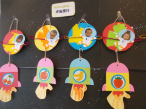 RicoさんはInstagramを利用しています:「ビー玉転がしで作った 小宇宙。 ・ 七夕の日は 雨だった。 『織姫と彦星は会えたかねぇ。』 と 心配していた子ども達。 『ロケットに乗って 会いに行けるといいのにね。』 と言いながら ロケットを描き 星を