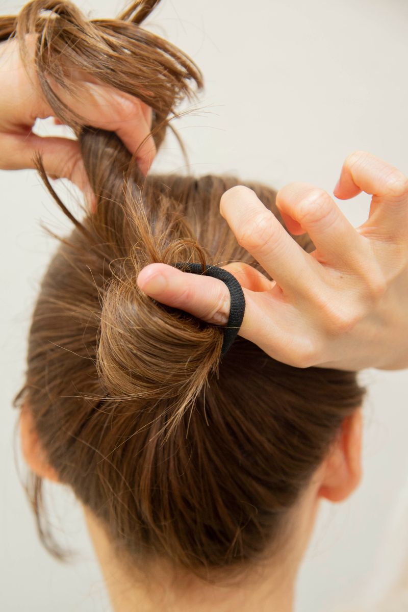 めちゃくちゃ簡単なピンなしお団子🍡, ルーズでかんわい🥰🫶🏻,2歳さんのヘアアレンジ1歳さんのヘアアレンジヘアアレンジ女の子ヘアキッズヘアアレンジお団子ヘアピンなし