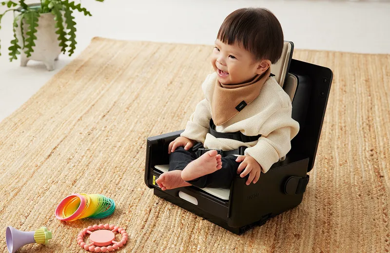 椅子に座る赤ちゃん 11004095204 の写真・イラスト素材アマナイメージズ