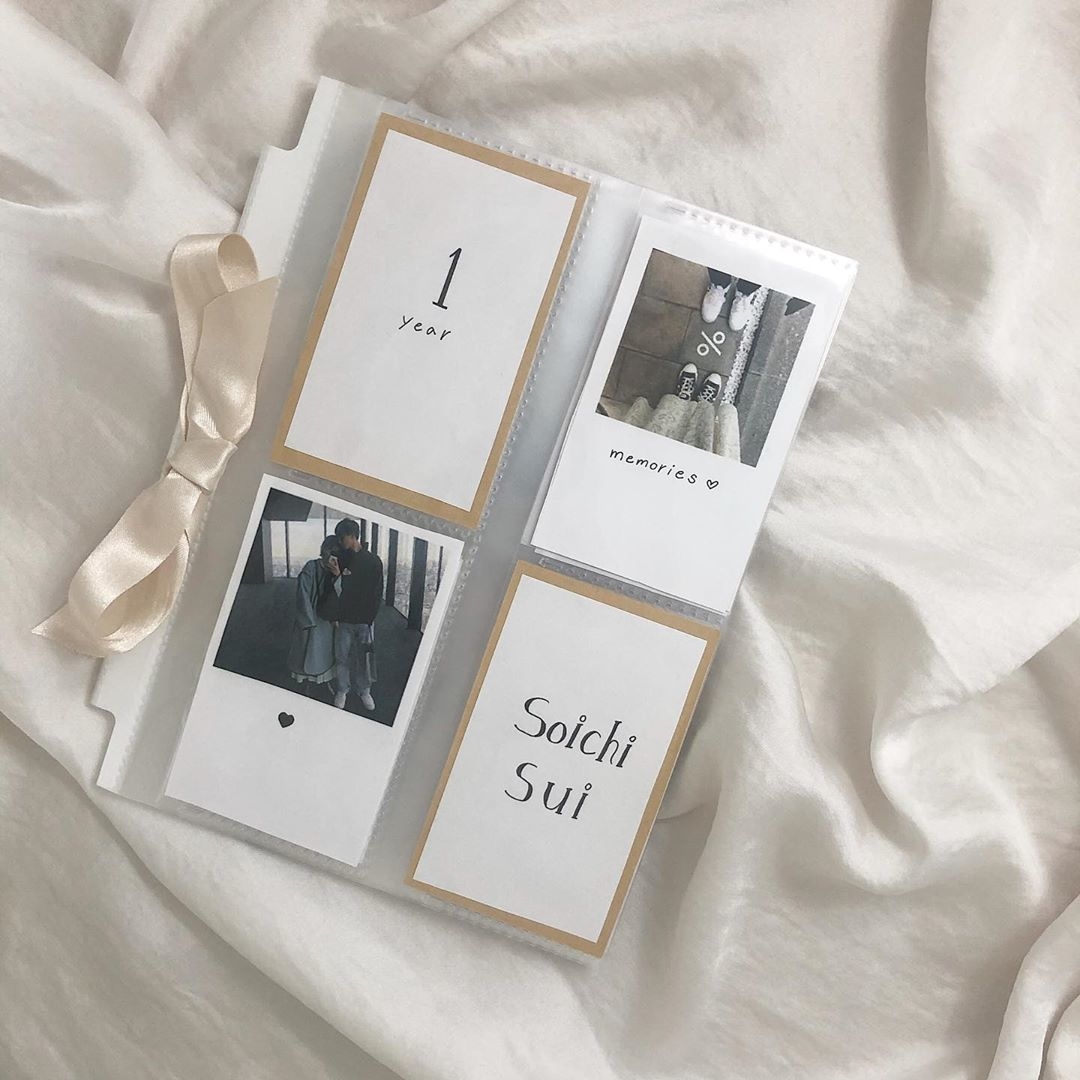 お誕生日プレゼントにぴったりなチェキ風アルバム がいまブーム中🎞 . 𝒉𝒐𝒘 𝒕𝒐 𝒎𝒂𝒌𝒆 𝟏.スマホの写真をコラージュする 𝟐. コンビニで写真プリントする 𝟑. トレーディングカード用リフィルに差し込む .なんとこの3ステップだけで簡単に作れちゃう😳💞 L版