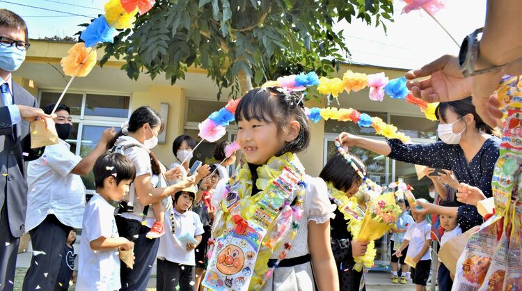 みんなの卒園式の飾り〜壁面、花道、入り口や控室など、会場の手作り装飾アイデア〜保育と遊びのプラットフォーム ほいくる