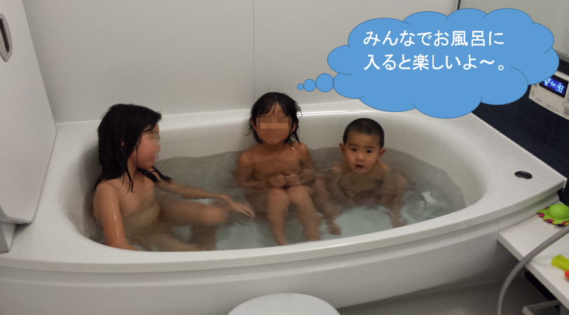 彼氏と彼女としては、青の背景にリラックスします。長い髪の女の子に近い浴槽で男。ドレスと熊のぬいぐるみで男の女。お風呂で男女の愛のカップル。愛とロマンス。の写真素材・画像素材Image 87558586