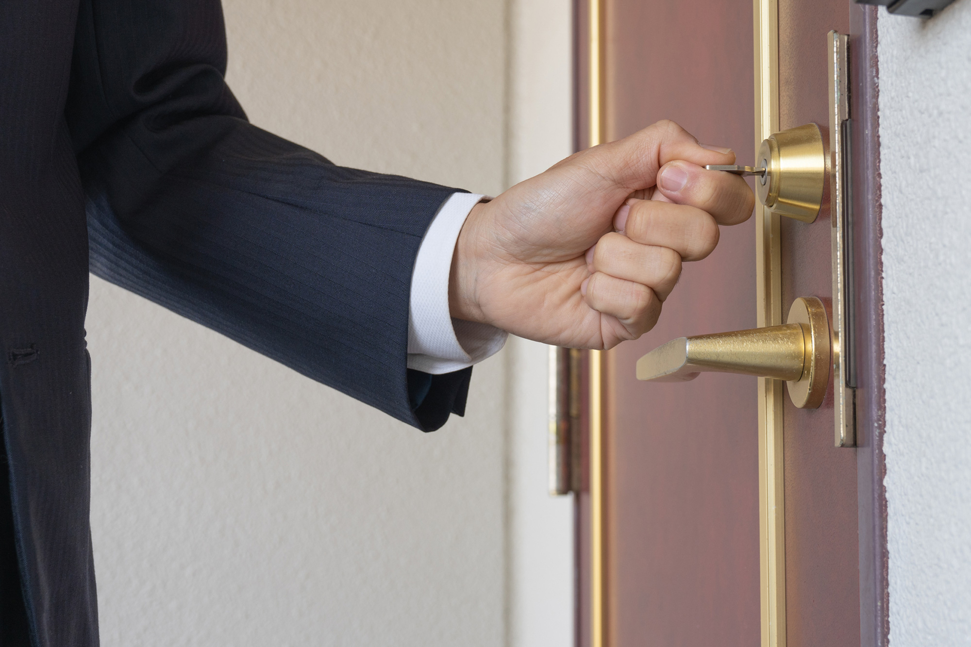 一人暮らしの家で鍵を閉め忘れたときはどうする？予防・対処法を