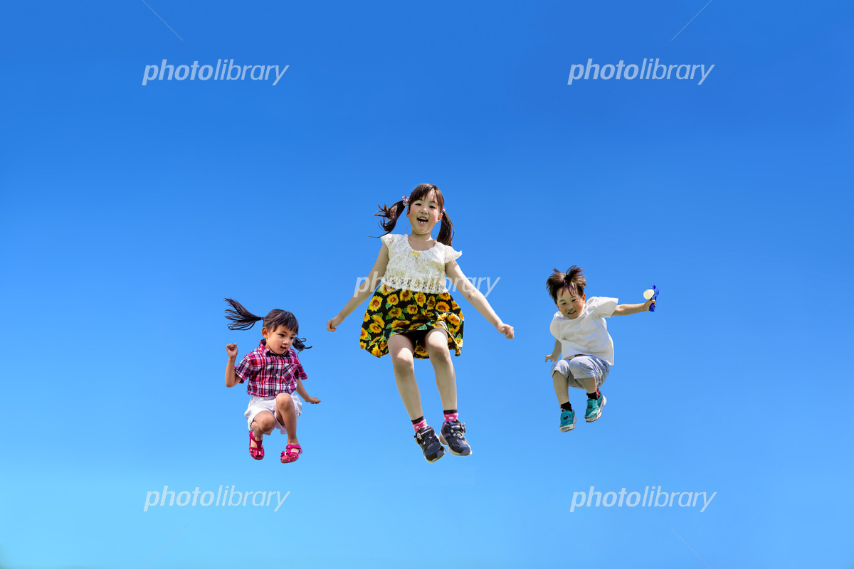 上を見つめ笑う幼い女の子 写真素材6086864- フォトライブラリ