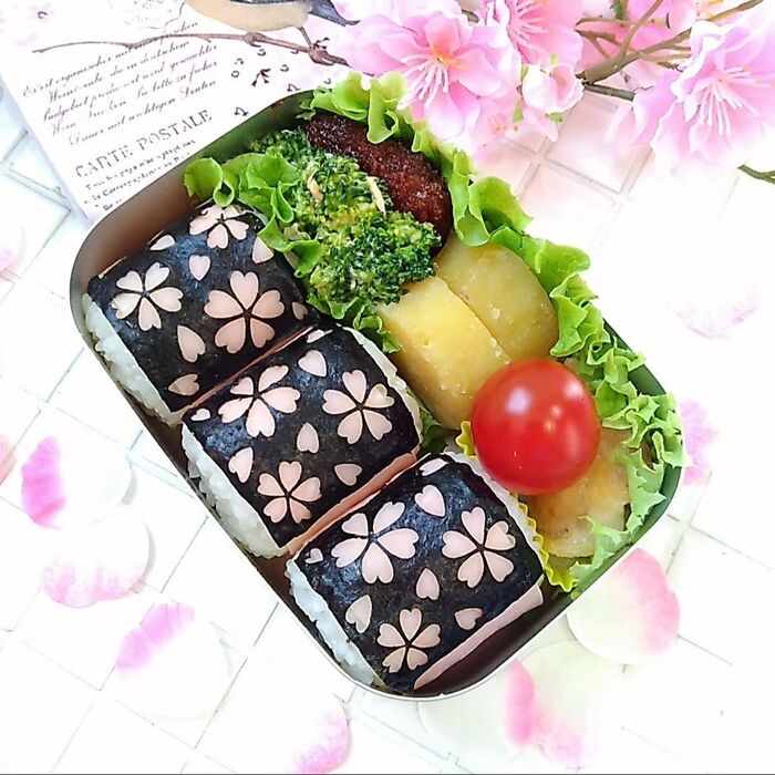 可愛いお弁当を旦那に持たせる嫌がらせ弁当「桜満開かおべん編」ｒｉｉ＊ごはんアルバム