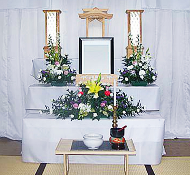 家族葬における祭壇の種類や相場、おすすめの花祭壇事例を紹介